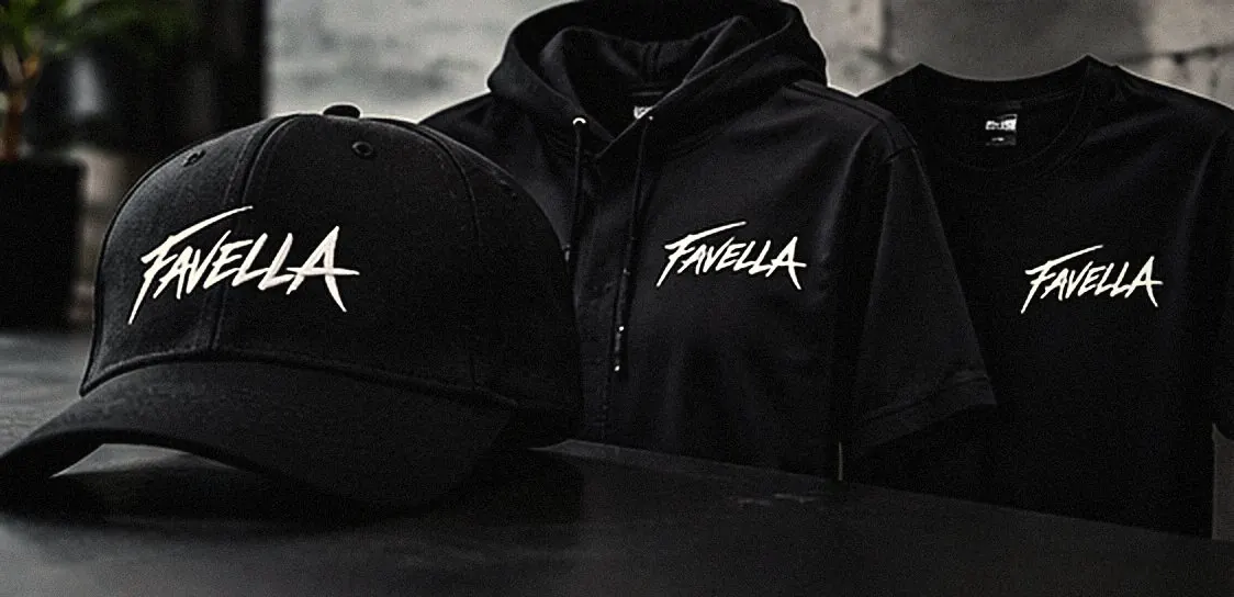 Cap, Hoodie und T-Shirt als Merch-Kollektion