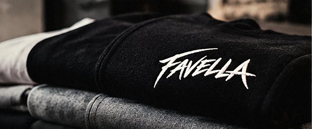 Gestickter Favella-Schriftzug auf schwarzem Pullover