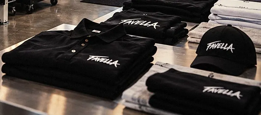 Gestapelte Poloshirts mit gesticktem Logo